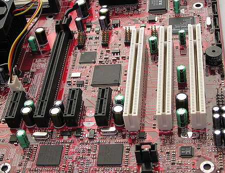 Слоты PCI Express и PCI на плате Foxconn 925XE7AA-8EKRS2