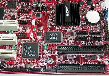 Три RAID-контроллера на плате Foxconn 925XE7AA-8EKRS2: четырёхпортовый SATA в ICH6R, четырёхдисковый IDE RAID на IT8212F и четырёхпортовый SerialATA RAID SiI3114