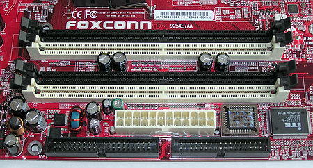 Слоты для памяти DDR2, разъёмы IDE, FDD и питания ATX на плате Foxconn 925XE7AA-8EKRS2