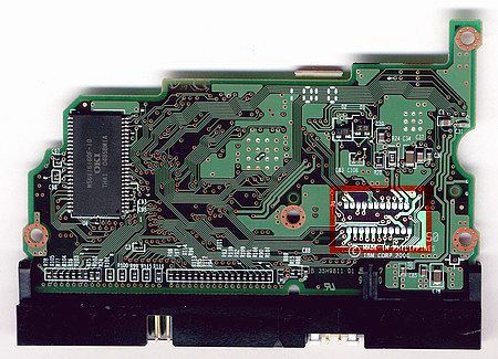 Плата контроллера диска IBM IC35L0x0AVER07 с обратной стороны