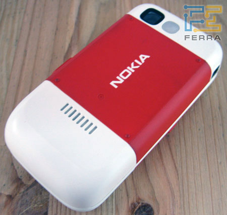 Nokia 5200: задняя панель, защёлка SIM-карты, окошко камеры 1