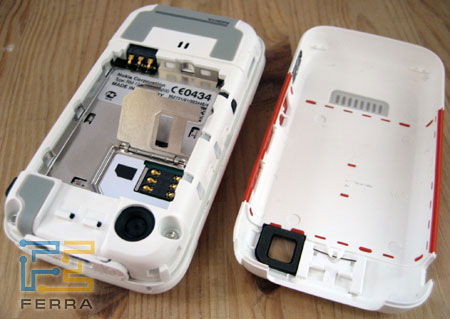 Nokia 5200: задняя панель, защёлка SIM-карты, окошко камеры 2