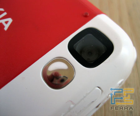 Nokia 5200: задняя панель, защёлка SIM-карты, окошко камеры 4