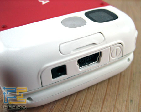 Nokia 5200: функциональные отверстия – сверху
