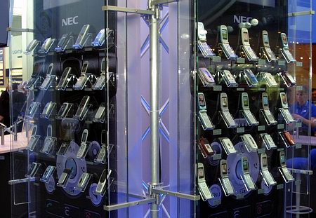 CeBIT 2005: Мобильные телефоны NEC