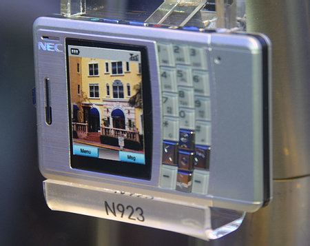 CeBIT 2005: Мобильные телефоны NEC