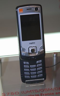 CeBIT 2005: Мобильные телефоны Sanyo