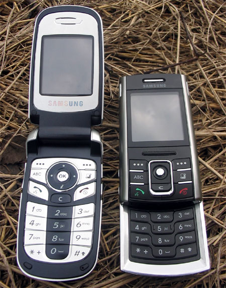 Samsung D720 (справа) и D730 (слева) в открытом состоянии