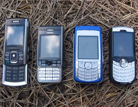 Сравнение габаритов (слева направо): Samsung D720, Nokia 3230, Nokia 6681 и RoverPC Sendo X1