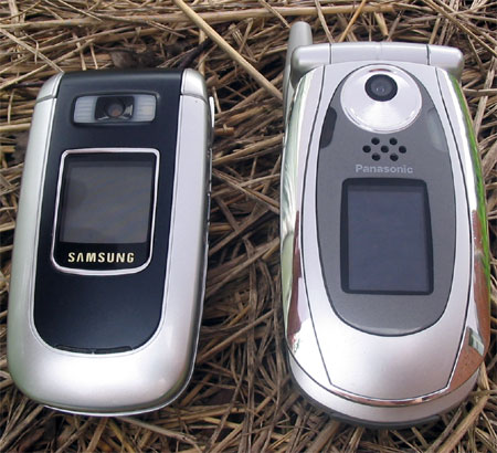 Сравнение габаритов, закрытое состояние (слева направо): Samsung D730 и Panasonic X700