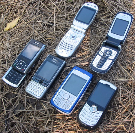 Коллективное фото: Samsung D720, Nokia 3230, Nokia 6681, RoverPC Sendo X1, а также Samsung D730 и Panasonic X700 в открытом состоянии