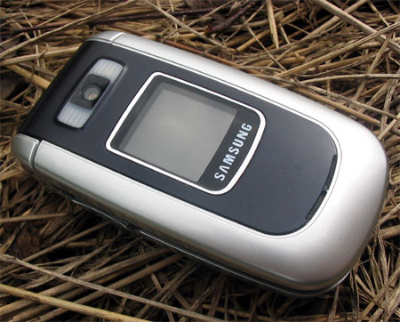 Samsung D730 в закрытом состоянии