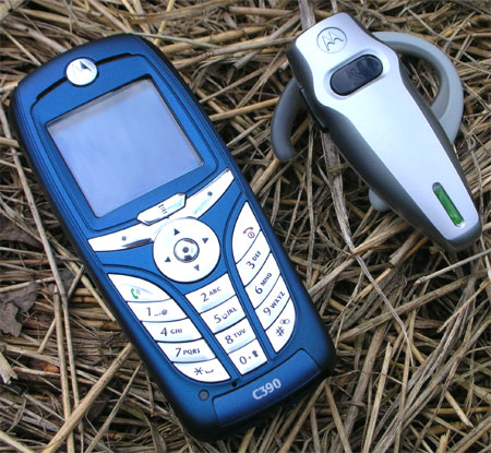Motorola C 390 с комплектной Bluetooth-гарнитурой H805