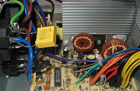 POWER MAN IW-ISP300A2-0. Для улучшения прижима к радиаторам особо греющиеся элементы прикручены с помощью гибких держателей