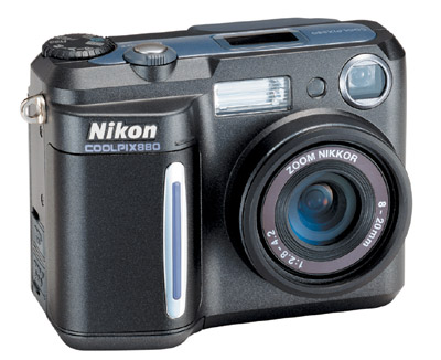 Nikon Coolpix 880 (front view)