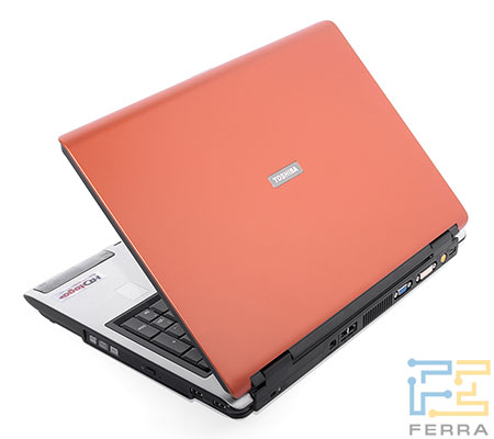 Toshiba Satellite P100: крышка окрашена в необычный бронзовый цвет