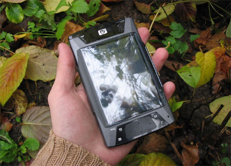 HP iPAQ hx4700 � ���� (in_hand.jpg)