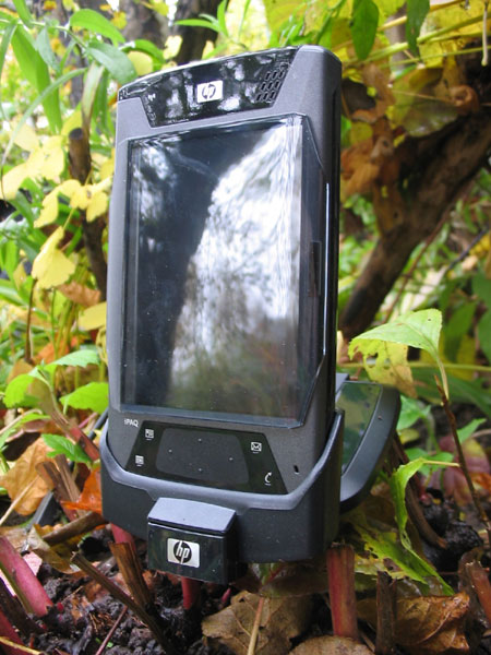 HP iPAQ hx4700 - ����� (in_cradle.jpg)