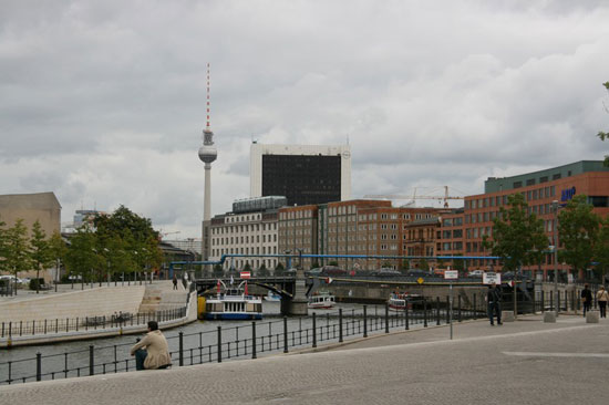 IFA 2007: Берлин, типичные виды улиц и площадей. Чисто, аккуратно, современно. Но не более. Кстати, пробок в городе нет 2