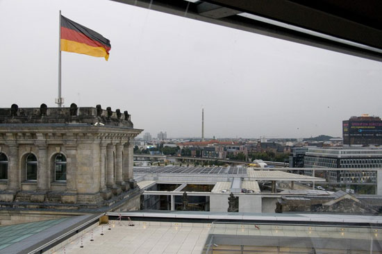 IFA 2007: Берлин, восстановленный Рейхстаг с новым куполом. В нём - смотровая площадка. Погулять можно и по крыше. Но нигде больше 3