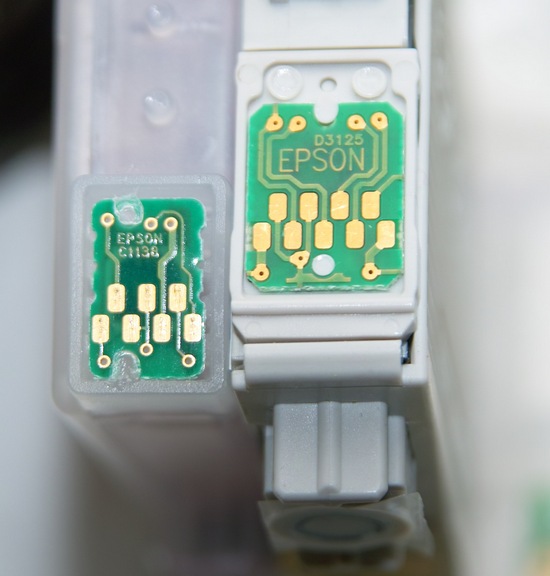 Слева – картридж с 7-контактным чипом от Epson, справа – с 9-контактным