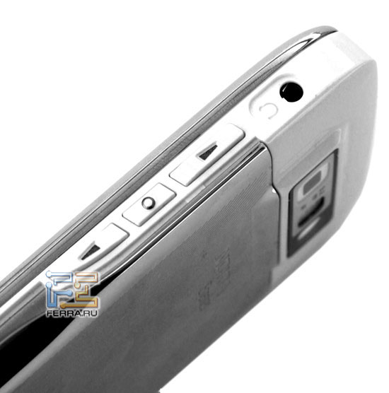 ��������� QWERTY-���������� � ������������ 3-�������������� �������: Nokia E71 6