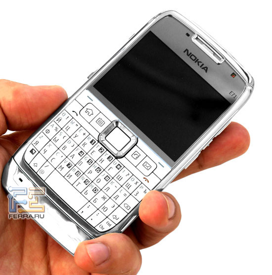 ��������� QWERTY-���������� � ������������ 3-�������������� �������: Nokia E71 3