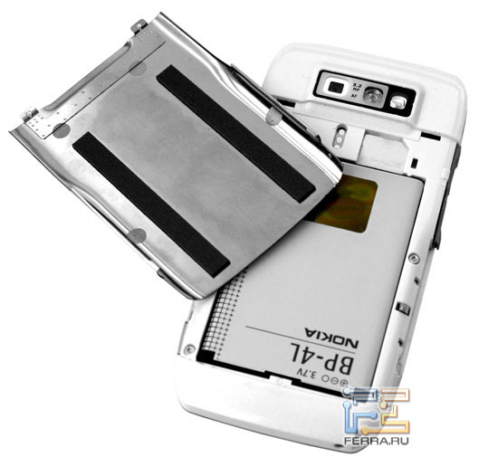��������� QWERTY-���������� � ������������ 3-�������������� �������: Nokia E71 7