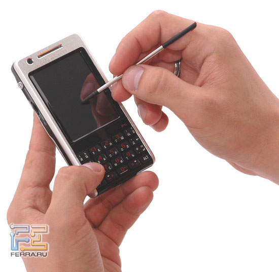 ��������� QWERTY-���������� � ������������ 3-�������������� �������: Sony Ericsson P1i 2