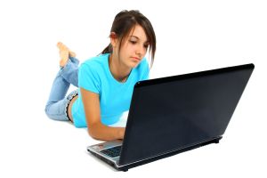 1099860_teen_girl_using_laptop
