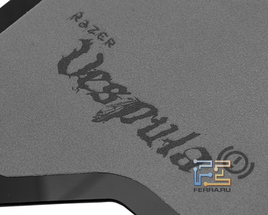 «Контрольная» сторона коврика Razer Vespula на ощупь шершавая