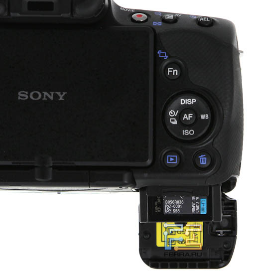 Sony SLT-A33 - отсек для батареи и карты памяти