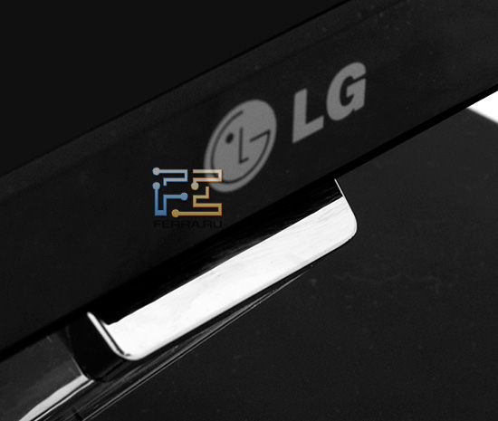 Скос ножки красиво посеребрен и великолепно подсвечивается