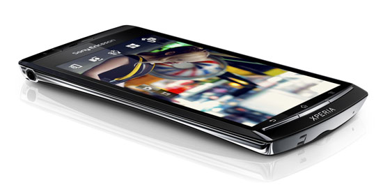 Sony Ericsson Xperia arc - облик в три четверти