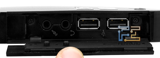 За дверцей скрываются 2 разъёма USB 2.0 и 3,5-мм входы