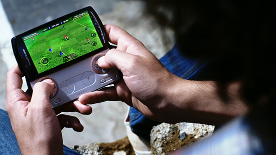 Аппаратные кнопки в Sony Ericsson Xperia Play дублируются программными