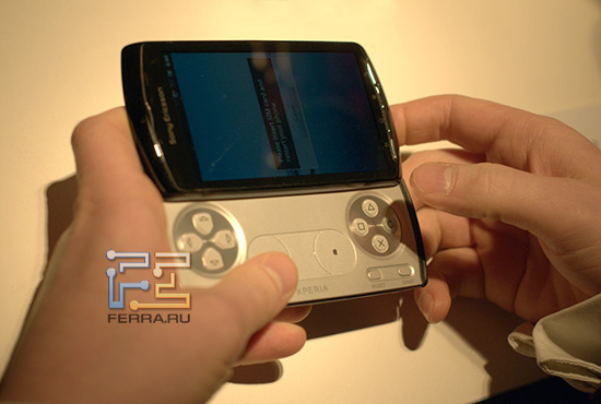 Sony Ericsson Xperia Play на демонстрационном стенде