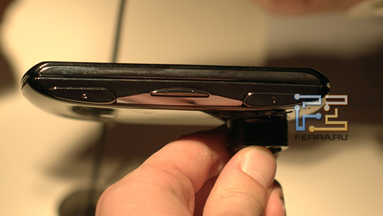 Кнопки L и R на корпусе Sony Ericsson Xperia Play