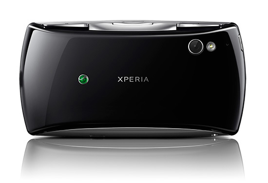 Задняя сторона корпуса Xperia Play: встроенная камера, вспышка и дополнительные игровые кнопки