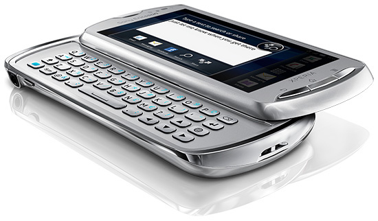 Белая версия Sony Ericsson Xperia Pro в разложенном виде