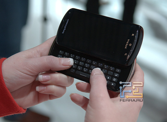 Sony Ericsson Xperia Pro в рабочем положении