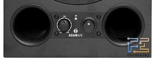 Фазоинверторы, регулятор громкости и кнопка включения на передней панели ADAM A7X