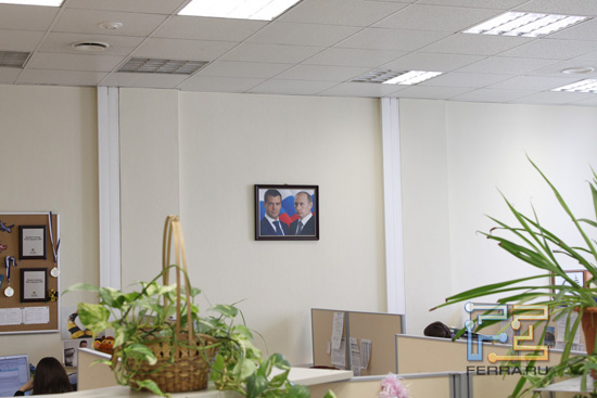 Первые лица государства смотрят с фотографии на операторов колл-центра