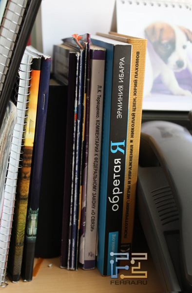 Книги на столе сотрудника отдела контроля качества