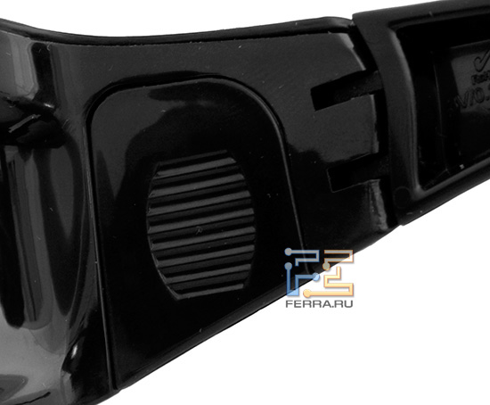 Отсек для батарейки на очках Xpand из комплекта HP ENVY 17 3D