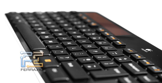 Вид клавиатуры Logitech Wireless Solar Keyboard K750 в перспективе