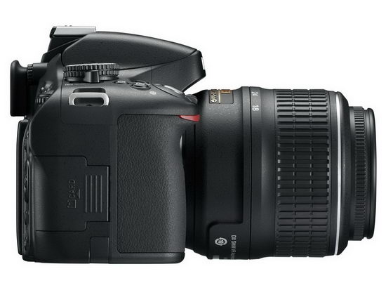 Отсек для карт памяти в Nikon D5100 расположен сбоку