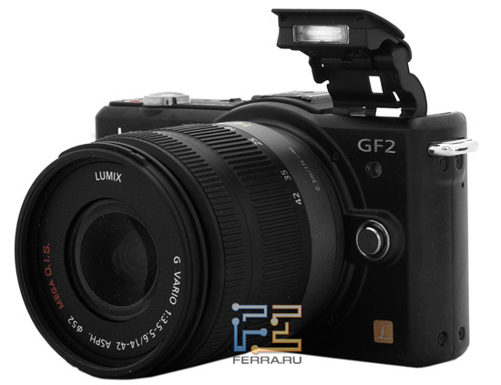 Камера Lumix GF2 с возведенной встроенной вспышкой