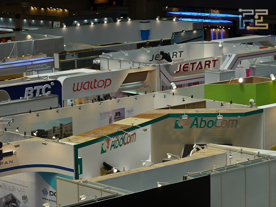 Вывески многих компаний уже смонтированы