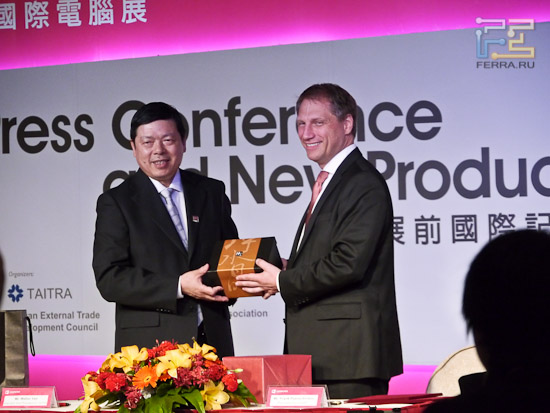 И сам момент подписания